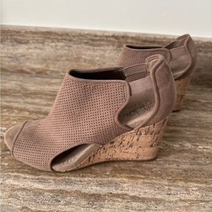 Excellent condition lifestride flex open toed shoes